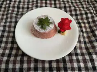 草莓熔岩蛋糕,撕开纸杯,筛糖粉,再取一颗草莓切成玫瑰状,网上很多教程就不多写了