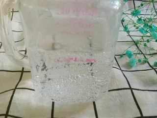 两款夏日饮品,倒一半