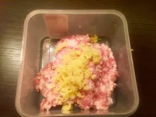 乡味~重庆小吃红油抄手,剁好的姜末放入剁好的肉馅中。