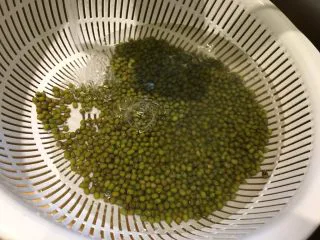 清凉一下绿豆汤,洗干净，直到没有杂质
