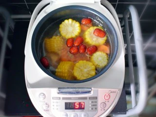 玉米胡萝卜山药排骨汤,再过20分钟左右,也就是1小时以后,加入胡萝卜和红枣,盖上盖子继续炖。