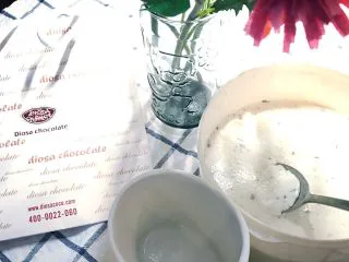 巧克力浓情草莓甜心酸奶杯,将酸奶盛入杯中。