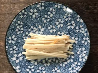 街头风味东北烤冷面,将蟹肉棒撕成细条