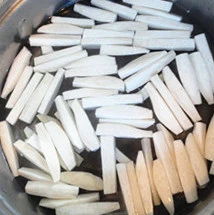 杏鲍菇爆鲈鱼,把杏鲍菇放入开水中焯下