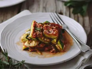 西西里风味奶酪焗西葫芦,出炉后冷却十五分钟再吃；吃的时候可以在撒上一些薄荷叶，可以享用啦！