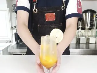 简单制作解渴冷饮，网红水果气泡水,装饰即可