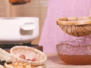 【酸梅汤】最正宗的古法酸梅汤,是烟熏味的,将两次熬煮的汤汁混合;