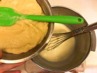 水果之王《榴莲雪糕》【冷饮甜点】,榴莲泥,倒入冷却后的蛋液中。搅拌均匀。