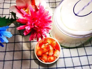巧克力浓情草莓甜心酸奶杯,分别将100 g燕麦冠菌风味发酵乳、440 mL纯牛奶和适量白砂糖倒入全自动酸奶机内，加盖双层上盖后通电，在厌氧条件下发酵12 h。