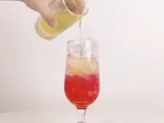 微醺来袭，更适合有趣灵魂的一款饮品,沿冰块倒入茉莉绿茶茶汤