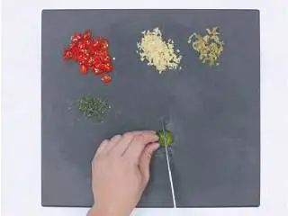 香煎红鱼佐泰式风味酱汁,洗净所有食材。 红杭椒 切圈(宽约5毫米),香茅 去根用中间嫩的部分(大约半根)切末,姜 切末备用。九层塔 摘叶去茎,留下大叶子,其余的叶子切末备用。