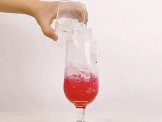 微醺来袭，更适合有趣灵魂的一款饮品,倒入适量冰块