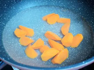 西兰花炒鸡胸肉,锅中倒入适量的水烧开后,放入胡萝卜煮2分钟