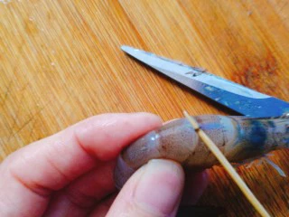 家常菜+红烧明虾,再用牙签挑出黑线
