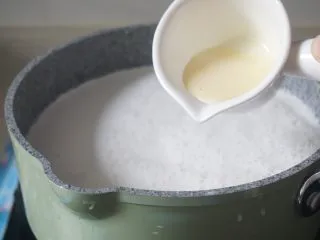 自制香芋西米露超好吃，甩糖水店几条街,7、加入炼乳