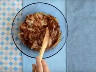 中东风味鸡肉串,把鸡肉放入腌料中，抓匀，确保每块鸡肉都裹上腌料；腌制至少半个小时，最好能够过夜。