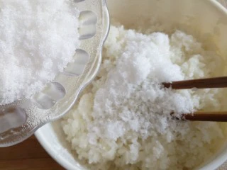 老北京小吃艾窝窝,然后加入糖继续搅拌均匀,注意不要搅上劲,搅匀即可。