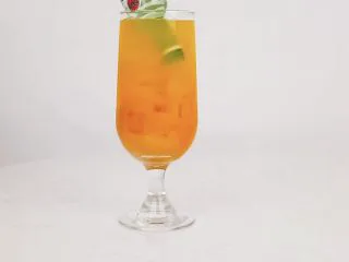 夏日微醺饮品，冰爽消暑去疲劳，精神一整天,将白朗姆酒开瓶，斜放入杯中