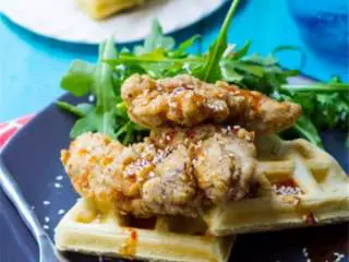 中东风味鸡肉华夫饼,配上华夫一起吃,加上多多的哈里萨枫糖酱汁和芝麻 做装饰。