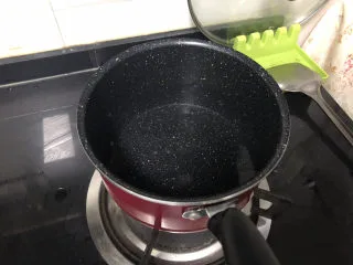 荔枝罐头➕ 玉雪肌肤罩绛纱,取无水无油的干净锅,倒入适量纯净水,煮开