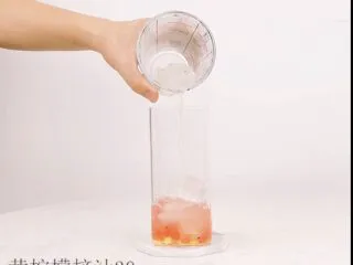 网红银河系冰茶，酷夏ING,黄柠檬果汁与冰块摇匀，倒入杯中