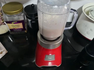 快手榛果拿铁,高速打一分钟。