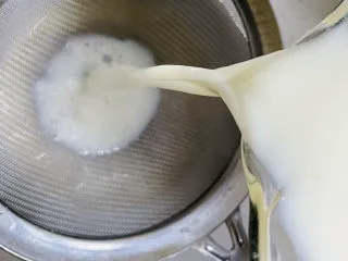 在家就能轻松制作的香浓豆浆,豆浆煮好后过滤一遍