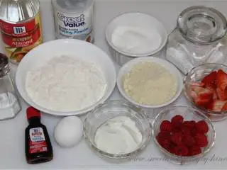 杏仁浆果麦芬,将草莓(1/2 杯)切开,将烤箱预热到200摄氏度,在烤盘上涂上些油。