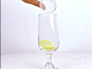 微醺解暑不易醉，一支细腻的饮品，比香槟还好喝！,杯中放入几片香水柠檬