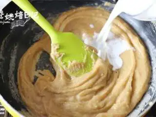 风靡街头的板栗饼不敢吃?那就自制吧,美味又好吃,加入牛奶调和,加入糖和黄油,用不粘锅炒制均匀抱团为止,时间很短省时又省力,放凉备用。