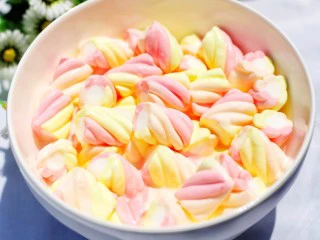 做法无敌简单的冰淇淋,倒入棉花糖中。