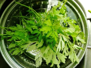 艾叶笑粄(客家小吃),首先先将艾叶摘嫩叶,洗干净