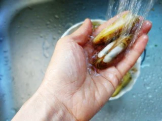 家常菜+爆炒蛏子,将蛏子放入淡盐水中吐净泥沙，大概20分钟左右，然后冲洗干净