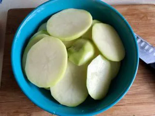 土豆的101种吃法➕火山肉末土豆泥,土豆切块或切片备用