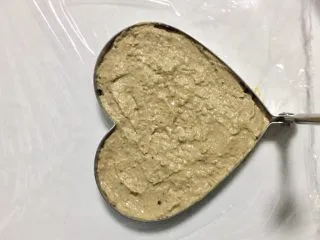 创意鹅肝甜点,用勺子将鹅肝酱整理到模具中,用勺背将表面铺平