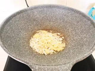 超级下饭菜 油焖尖椒,加入蒜末