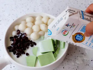 抹茶奶冻白玉丸子,再倒入牛奶即可享受美食了