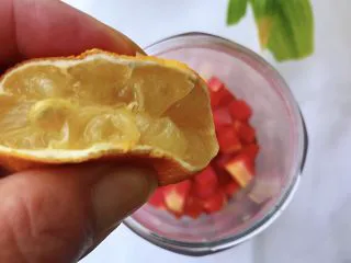 胡萝卜西红柿汁,全部放入榨汁机,挤入柠檬汁。