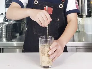 奶茶控们的福音，让你的奶茶肚换个口味,充分搅拌均匀