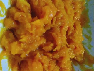 奶油南瓜浓汤,蒸熟的南瓜趁热取出来，放入容器里，用叉子轻压就变成南瓜蓉泥；