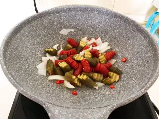 10分钟快手菜 肉粒多风味香肠炒俄式乳瓜,翻炒均匀即可