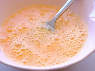 秘制异国风味鸡胸肉腌料&绝佳搭配 （减肥必备）,充分搅打鸡蛋液至出现大气泡 这样等会儿欧姆蛋会更加绵软 道理和做蛋糕一样