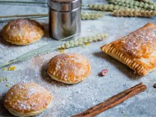 开心果柠檬摩洛哥风味派,舀1茶匙洋葱放在派皮中心,边缘留出足够的空余方便收口;再放上一些熟鸡肉或火鸡肉 ,大约1/4茶匙的开心果碎和1大撮柠檬皮屑 。