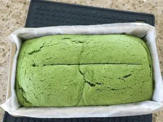 抹茶风味磅蛋糕,烘烤15分钟的时候取出蛋糕胚，在顶部划一刀