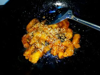 #猪里脊# 糖醋里脊,撒上适量熟芝麻