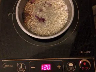 风味蒜香照烧鸡,放入5茶匙葵花子油、蒜蓉、葱头用低火煮至蒜蓉微黄，即关火，蒜香油出锅了。