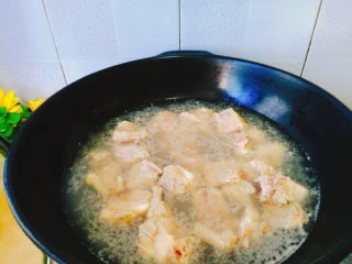 家常菜+红烧排骨,水烧开后，倒入排骨加一汤勺料酒，除腥，焯水后取出，放冷水冲洗干净。
