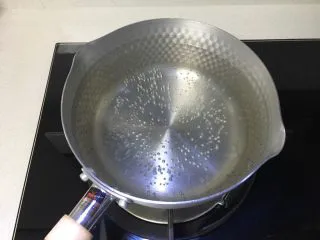 好看又好喝的网红脏脏茶，一定要试试的饮品！,准备一小锅，倒入足量的清水，煮开