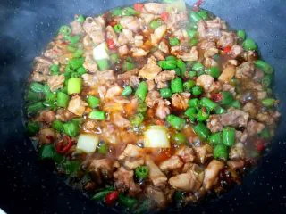 四川+双椒兔,加入适量生抽和醋翻炒均匀，大约煮1-2分钟即可出锅。