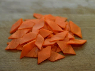 胡萝卜木耳炒鸡蛋,胡萝卜切成薄片